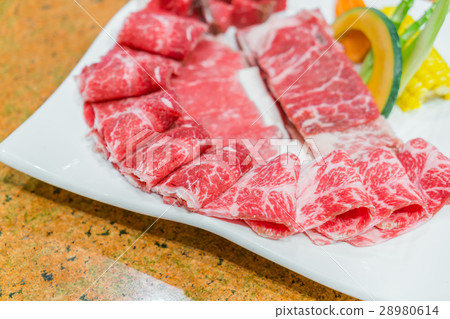 Uncooked raw fresh beef . 28980614