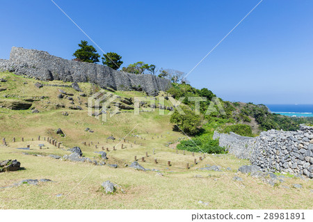 沖繩_今歸仁城堡，在那裡可以看到大海 28981891