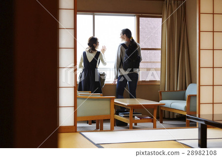 Foreign women enjoying travel and Japanese women Foreign women enjoying travel and Japanese women 28982108