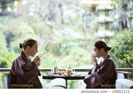 Foreign women enjoying travel and Japanese women 28982122