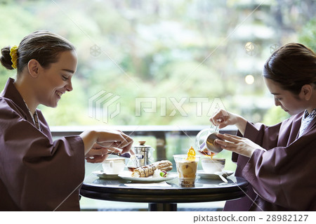 Foreign women enjoying travel and Japanese women 28982127