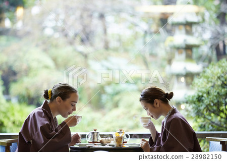 Foreign women enjoying travel and Japanese women 28982150