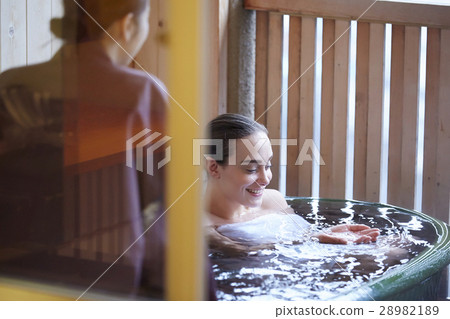 Foreign women and Japanese women who enjoy outdoor bath Foreign women and Japanese women who enjoy outdoor bath 28982189