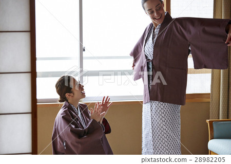 Foreign women enjoying travel and Japanese women 28982205