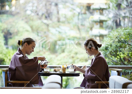 Foreign women enjoying travel and Japanese women 28982217