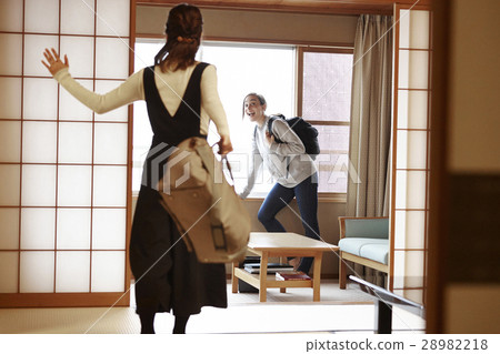 Foreign women enjoying travel and Japanese women 28982218