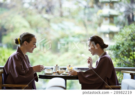 Foreign women enjoying travel and Japanese women 28982219