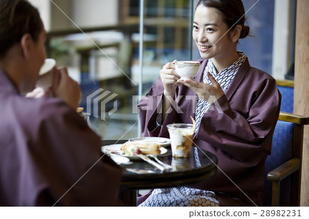 外國婦女享受旅行和日本婦女 外國婦女享受旅行和日本婦女 28982231