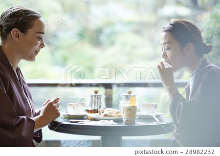 外國婦女享受旅行和日本婦女 外國婦女享受旅行和日本婦女 28982232