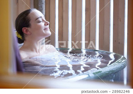 Foreign women who enjoy outdoor bath 28982246