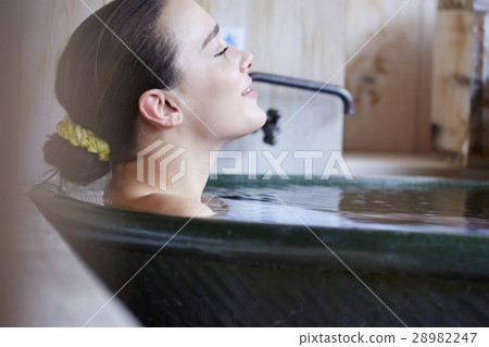 Foreign women who enjoy outdoor bath 28982247