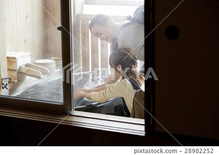 Foreign women enjoying travel and Japanese women 28982252