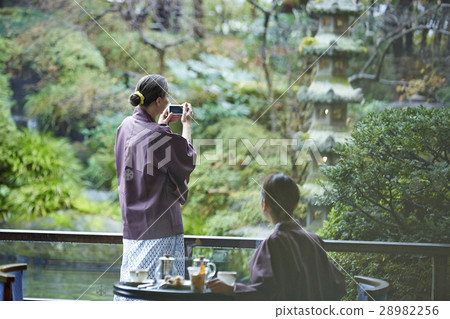 Foreign women enjoying travel and Japanese women 28982256