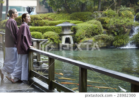 Foreign women enjoying travel and Japanese women 28982300