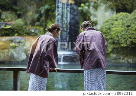 Foreign women enjoying travel and Japanese women 28982311