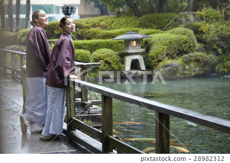 外國婦女享受旅行和日本婦女 28982312