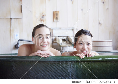 Foreign women and Japanese women who enjoy outdoor bath 28982313