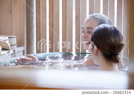 Foreign women and Japanese women who enjoy outdoor bath 28982314