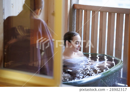 Foreign women and Japanese women who enjoy outdoor bath Foreign women and Japanese women who enjoy outdoor bath 28982317
