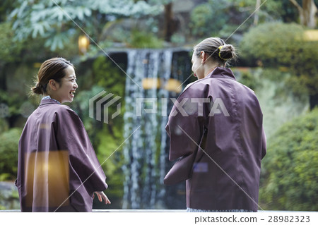外國婦女享受旅行和日本婦女 28982323