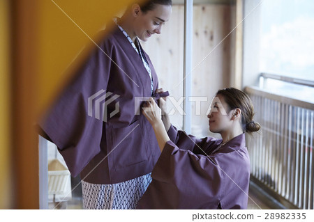 Foreign women enjoying travel and Japanese women 28982335