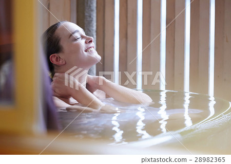 Foreign women who enjoy outdoor bath 28982365