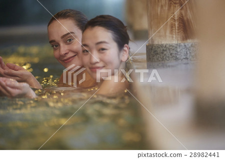 享受溫泉旅行和日本婦女的外國婦女 28982441