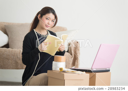Moving women 28983234