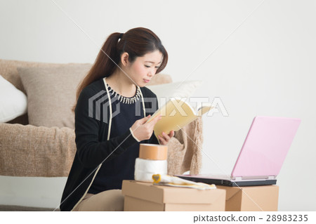 Moving women 28983235