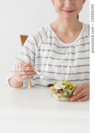 年輕女子（沙拉） 28989209