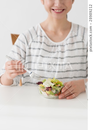 年輕女子（沙拉） 28989212