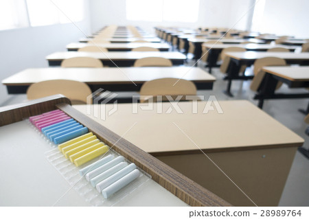 與學校明亮的教室老師精心安排的五彩繽紛的小學生開始上一年級 28989764