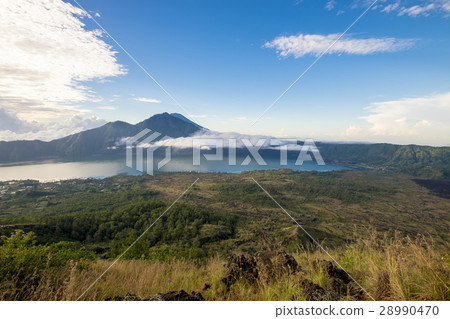 從巴杜爾山的Balaur Kintamani高地巴圖爾湖 從巴杜爾山的Balaur Kintamani高地巴圖爾湖 28990470