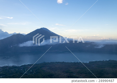 從巴杜爾山的Balaur Kintamani高地巴圖爾湖 28990487