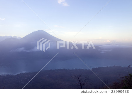 從巴杜爾山的Balaur Kintamani高地巴圖爾湖 28990488