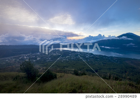 從巴杜爾山的Balaur Kintamani高地巴圖爾湖 從巴杜爾山的Balaur Kintamani高地巴圖爾湖 28990489