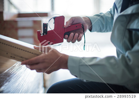 Tagging workers 28993519