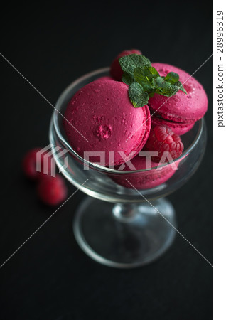 macaroons with raspberries 28996319
