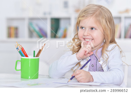 little girl drawing little girl drawing 28996652