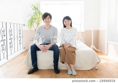 一對夫婦在臥室放鬆身心 一對夫婦在臥室放鬆身心 28998859