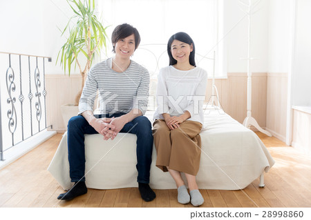 一對夫婦在臥室放鬆身心 一對夫婦在臥室放鬆身心 28998860