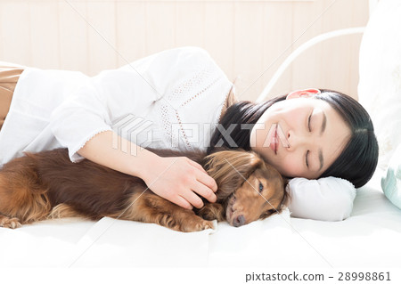 說謊與她的寵物的婦女 28998861