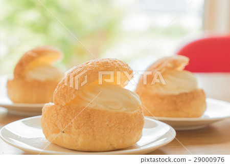Delicious puff on the table 29000976