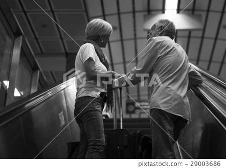 Senior couple traveling around the city Senior couple traveling around the city 29003686