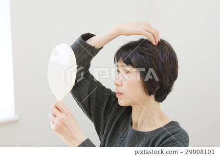 Middle female hair check Middle female hair check 29008101