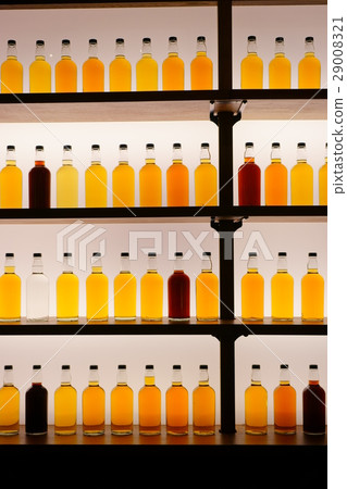 The shelf of the original bottle of whiskey (longitudinal / frontal 4 vertical steps 29008321