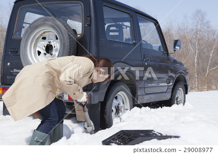 圖庫照片: 雪路救援