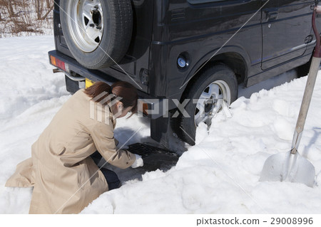 Snow road rescue 29008996