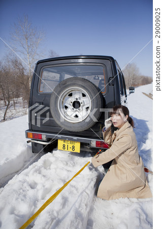 Snow road rescue 29009025