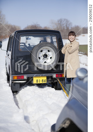 Snow road rescue 29009032